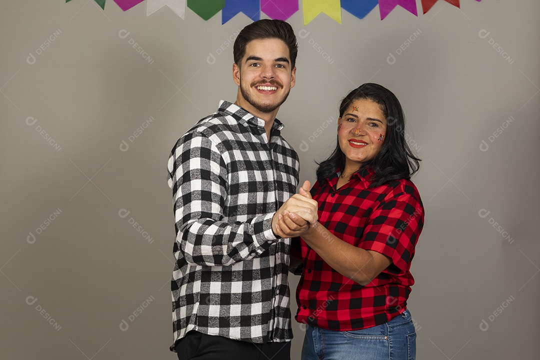 Homem jovem celebrando festa junina ao lado de sua mãe