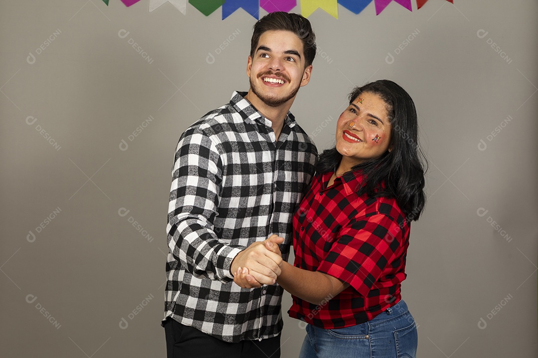 Homem jovem celebrando festa junina ao lado de sua mãe