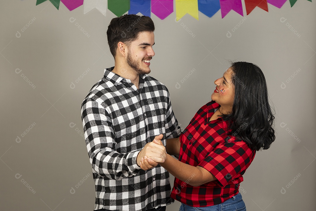 Homem jovem celebrando festa junina ao lado de sua mãe