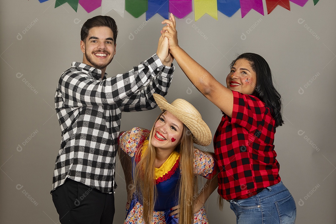 Homem jovem e sua namorada e sua sogra celebrando festa junina