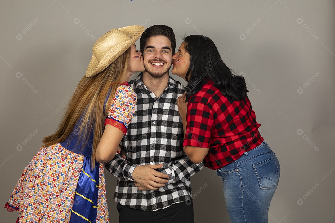 Homem jovem e sua namorada e sua sogra celebrando festa junina