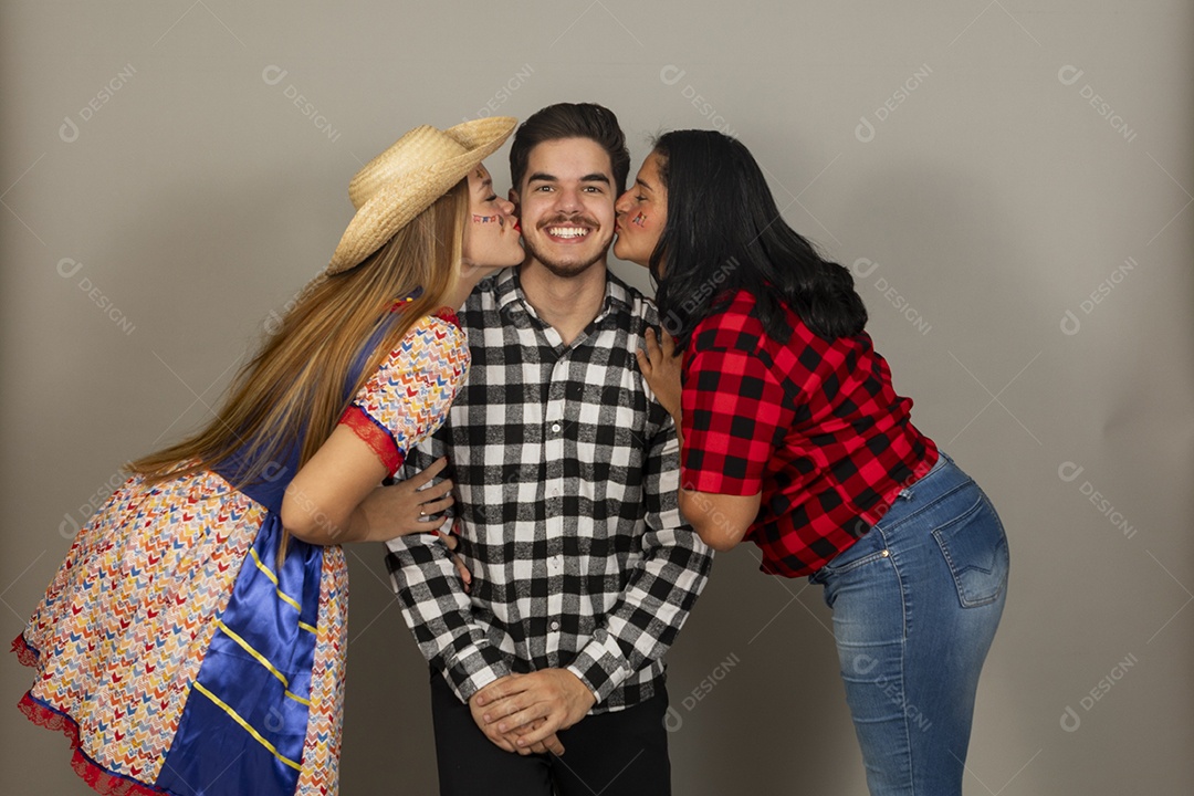 Homem jovem e sua namorada e sua sogra celebrando festa junina
