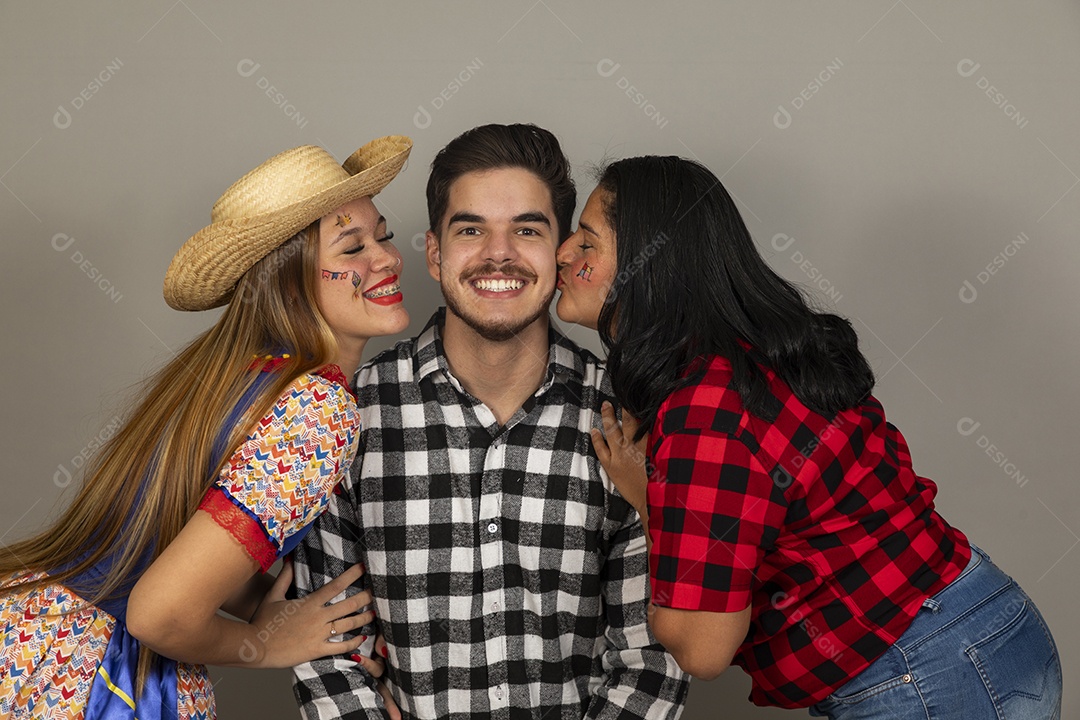 Homem jovem e sua namorada e sua sogra celebrando festa junina