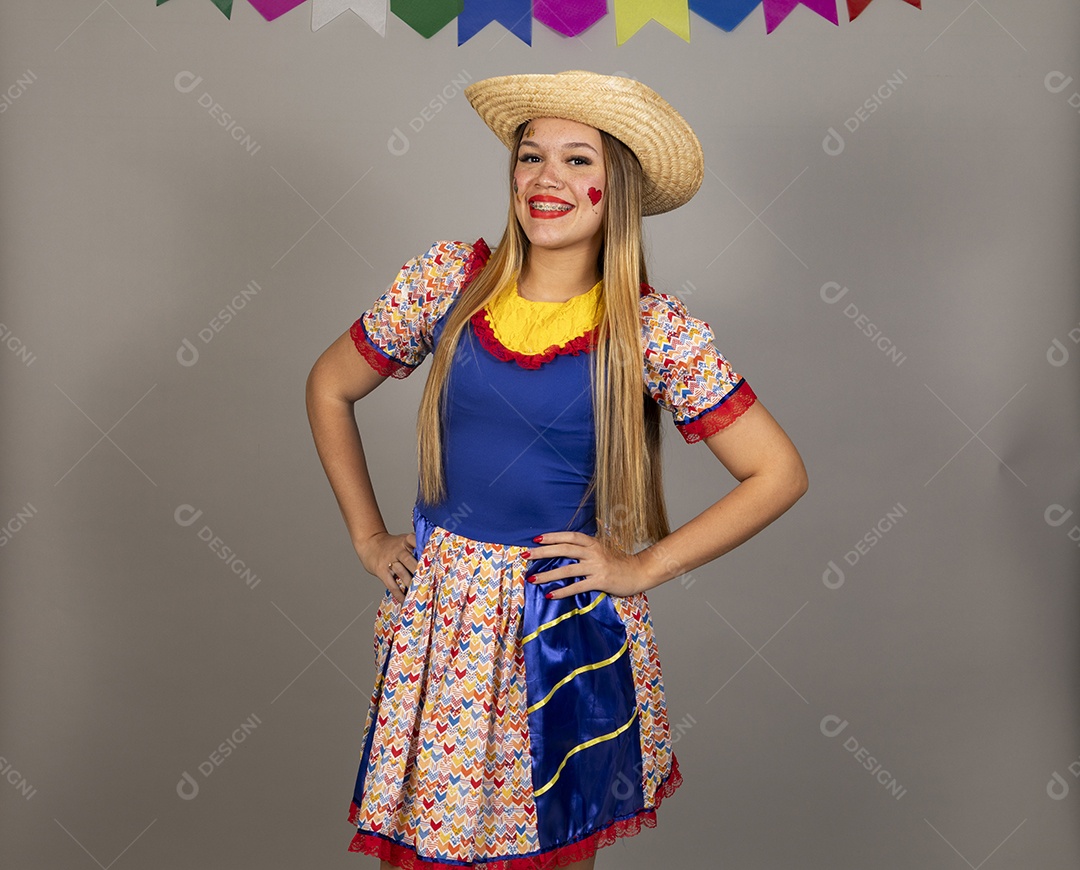 Mulher bonita jovem usando roupas típicas celebrando festa juninas sobre fundo isolado