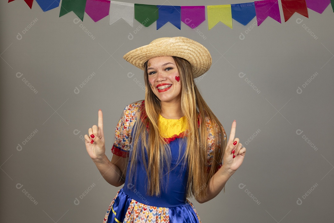 Mulher bonita jovem usando roupas típicas celebrando festa juninas sobre fundo isolado