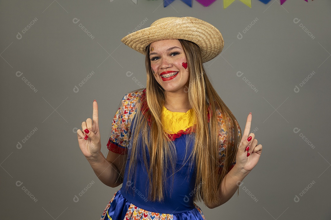 Mulher bonita jovem usando roupas típicas celebrando festa juninas sobre fundo isolado
