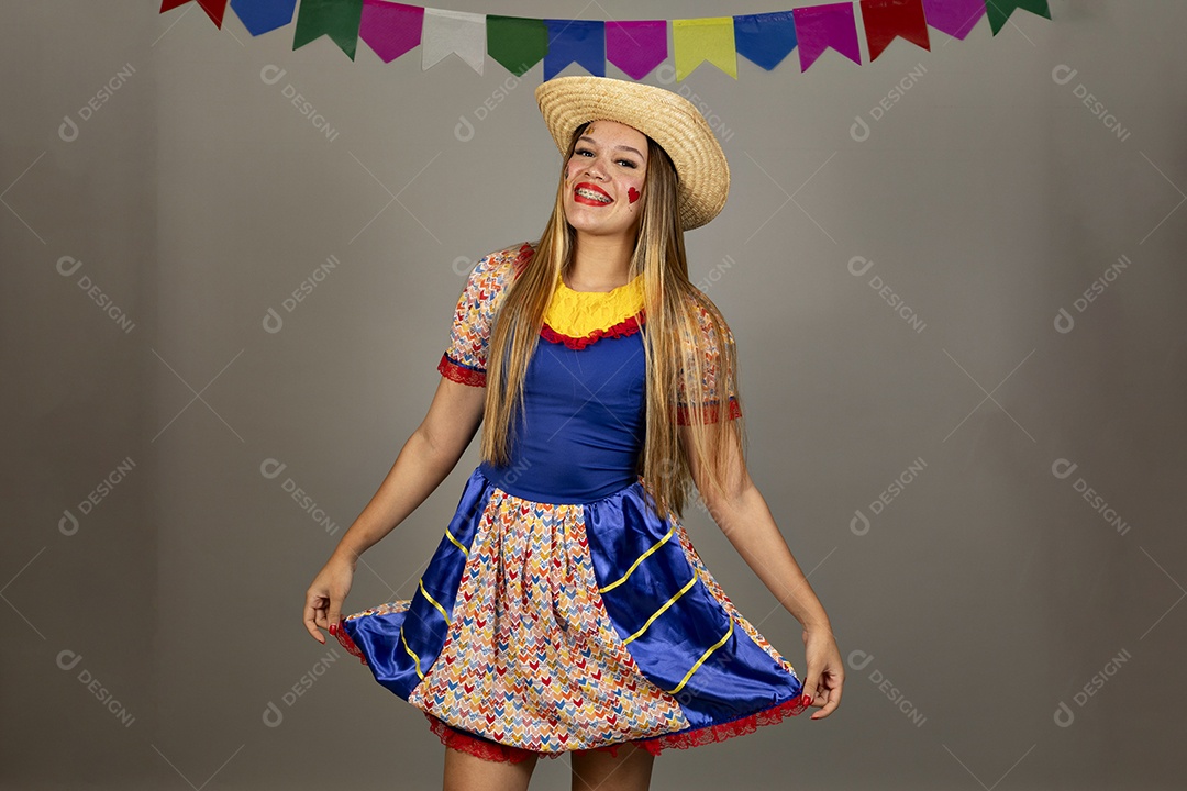 Mulher bonita jovem usando roupas típicas celebrando festa juninas sobre fundo isolado