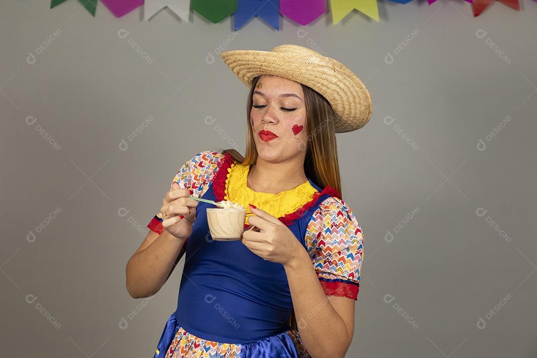 Mulher bonita jovem usando roupas típicas celebrando festa juninas sobre fundo isolado