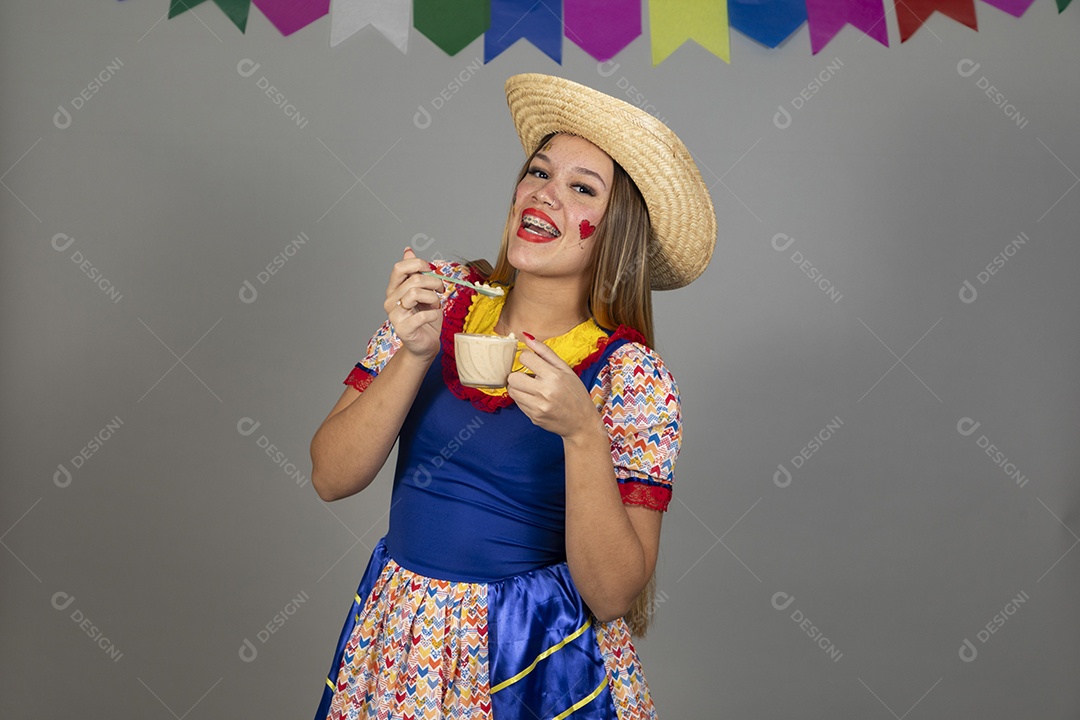 Mulher bonita jovem usando roupas típicas celebrando festa juninas sobre fundo isolado