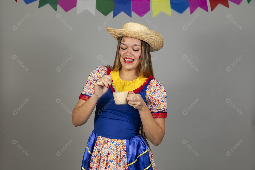 Mulher bonita jovem usando roupas típicas celebrando festa juninas sobre fundo isolado