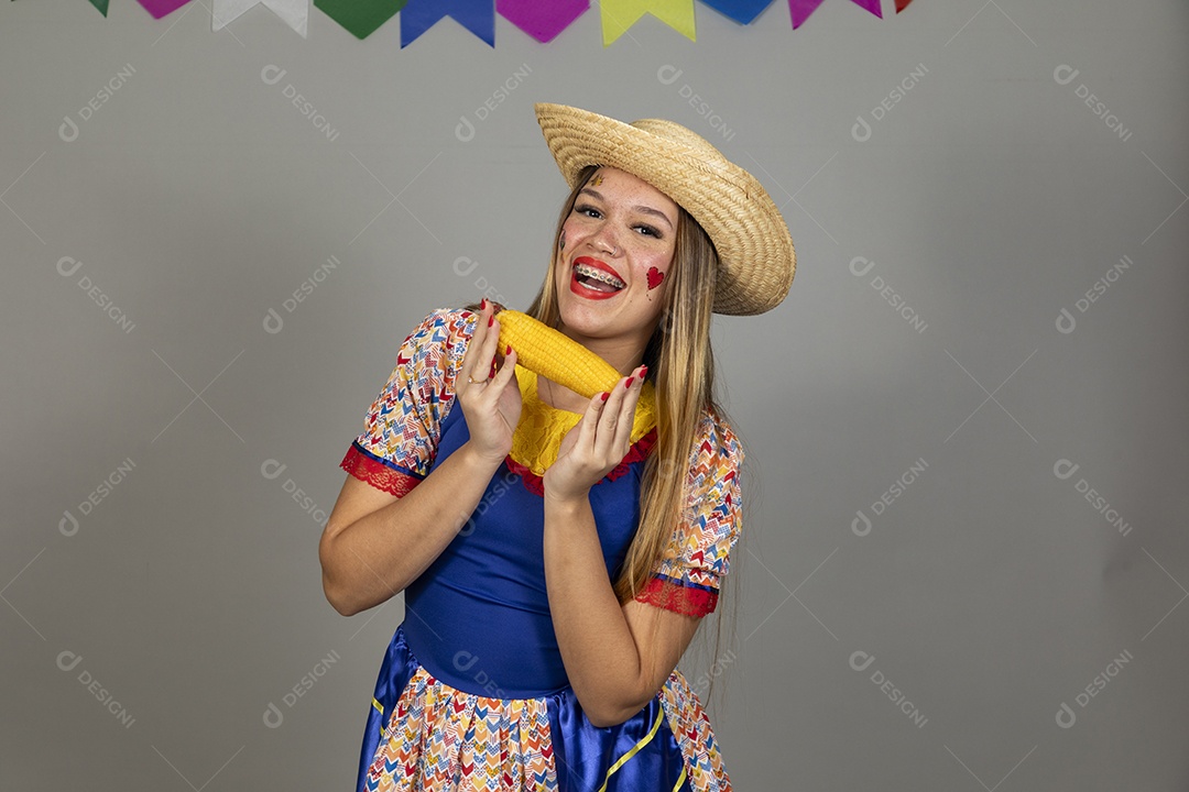 Mulher bonita jovem usando roupas típicas celebrando festa juninas sobre fundo isolado