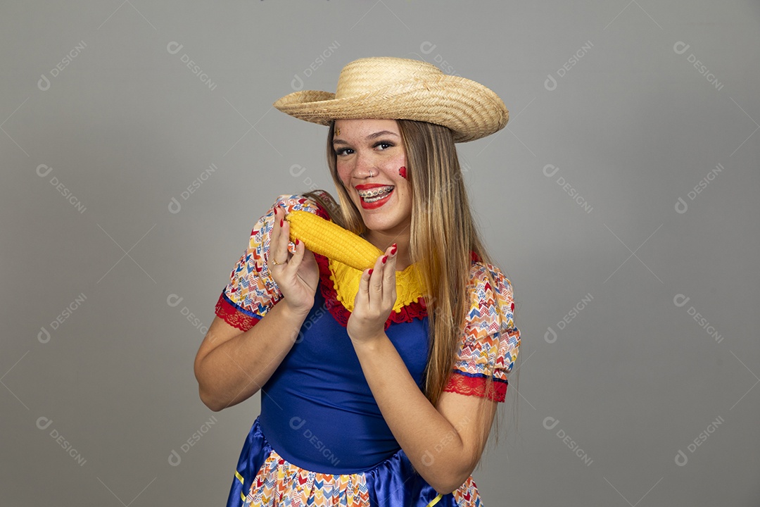 Mulher bonita jovem usando roupas típicas celebrando festa juninas sobre fundo isolado