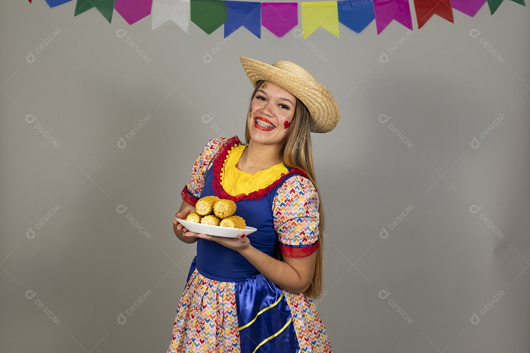 Mulher bonita jovem usando roupas típicas celebrando festa juninas sobre fundo isolado