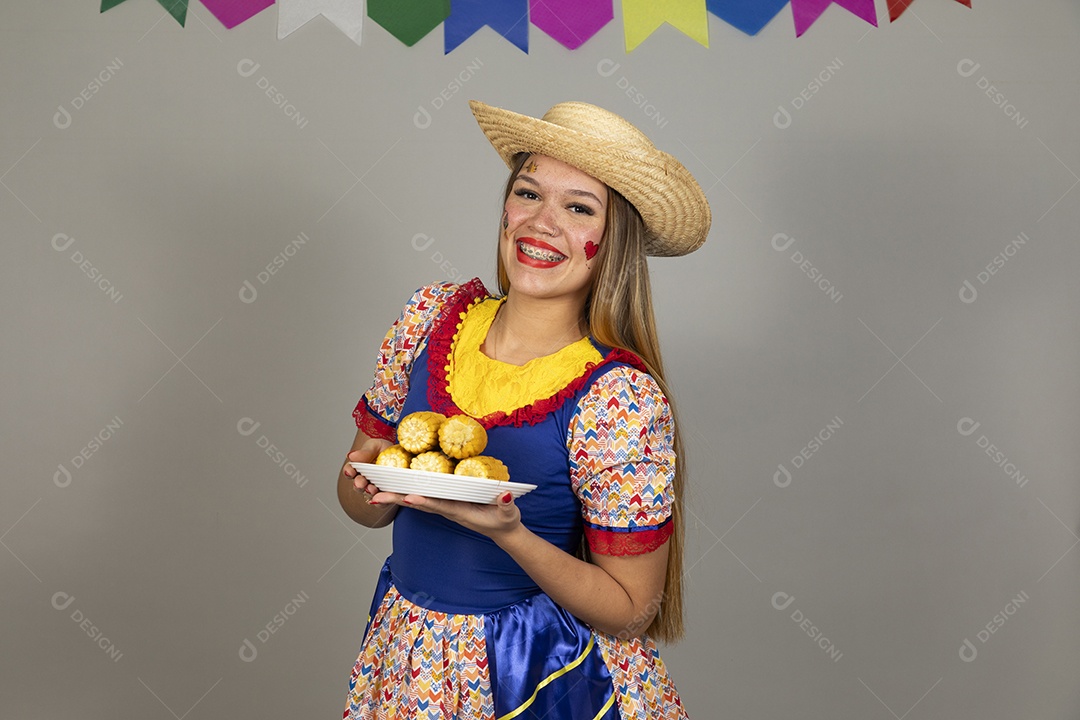 Mulher bonita jovem usando roupas típicas celebrando festa juninas sobre fundo isolado