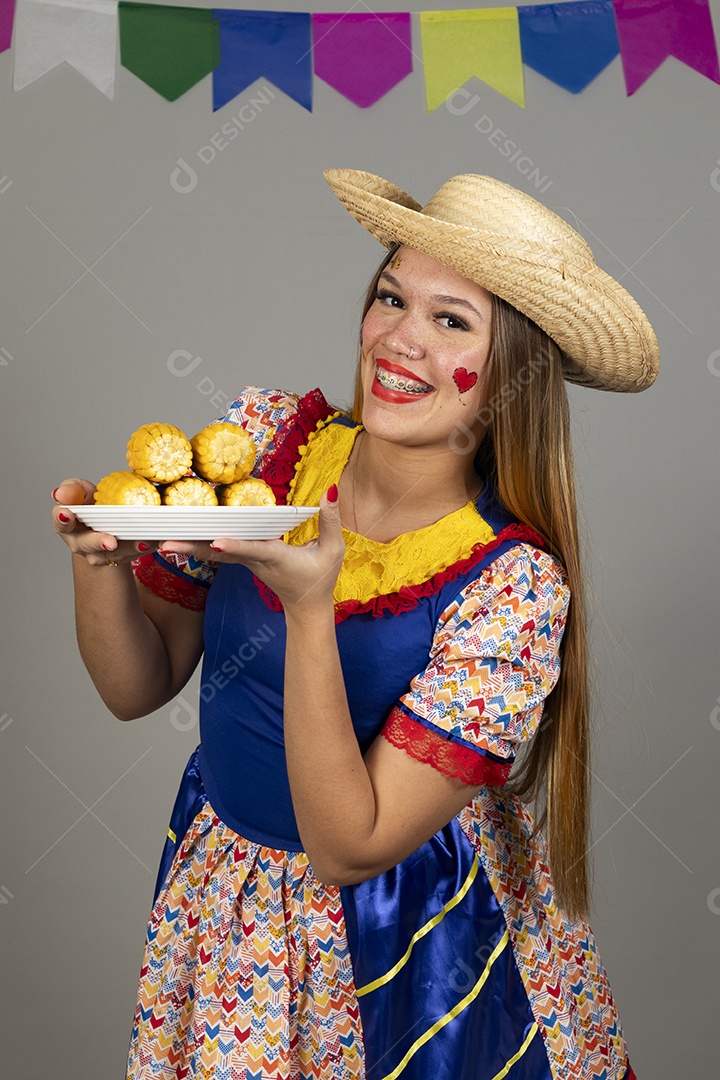 Mulher bonita jovem usando roupas típicas celebrando festa juninas sobre fundo isolado