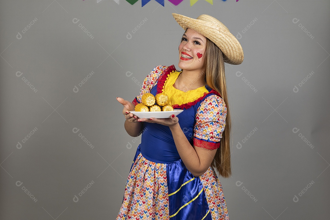 Mulher bonita jovem usando roupas típicas celebrando festa juninas sobre fundo isolado