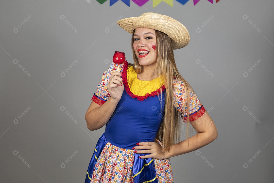 Mulher bonita jovem usando roupas típicas celebrando festa juninas sobre fundo isolado