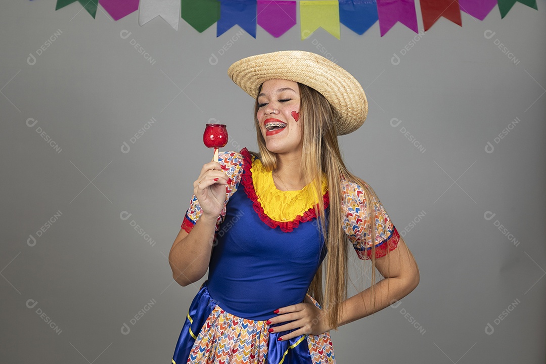Mulher bonita jovem usando roupas típicas celebrando festa juninas sobre fundo isolado