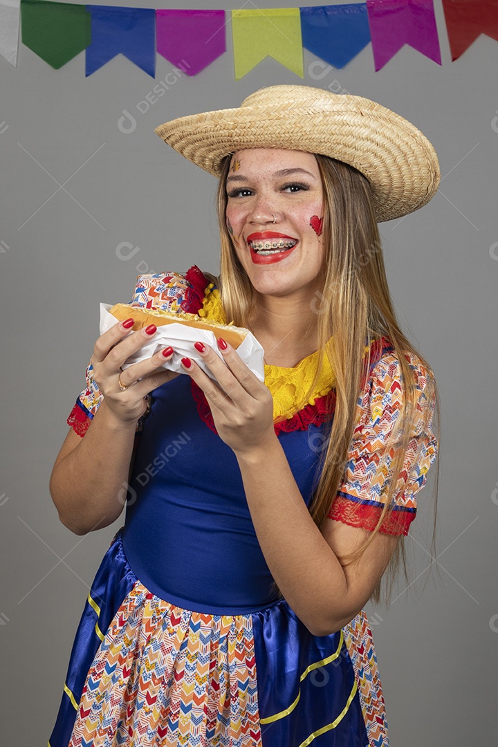 Mulher bonita jovem usando roupas típicas celebrando festa juninas sobre fundo isolado
