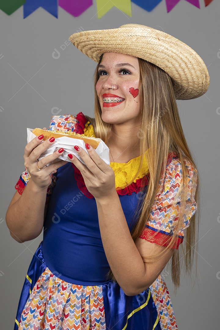 Mulher bonita jovem usando roupas típicas celebrando festa juninas sobre fundo isolado