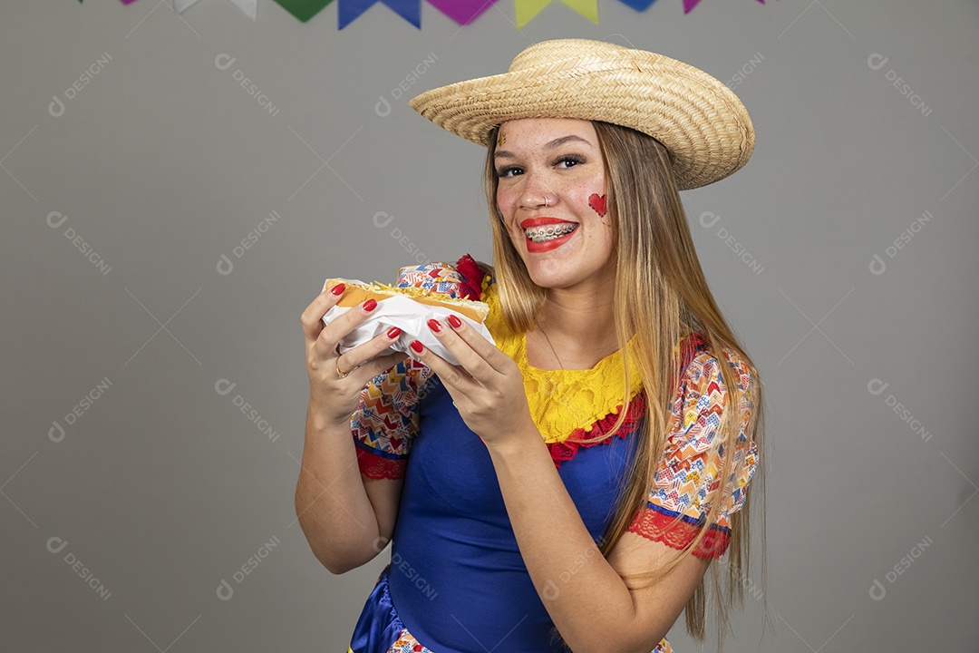 Mulher bonita jovem usando roupas típicas celebrando festa juninas sobre fundo isolado