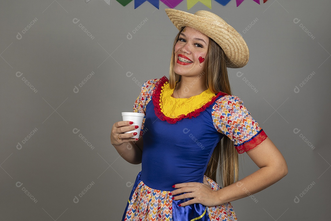 Mulher bonita jovem usando roupas típicas celebrando festa juninas sobre fundo isolado