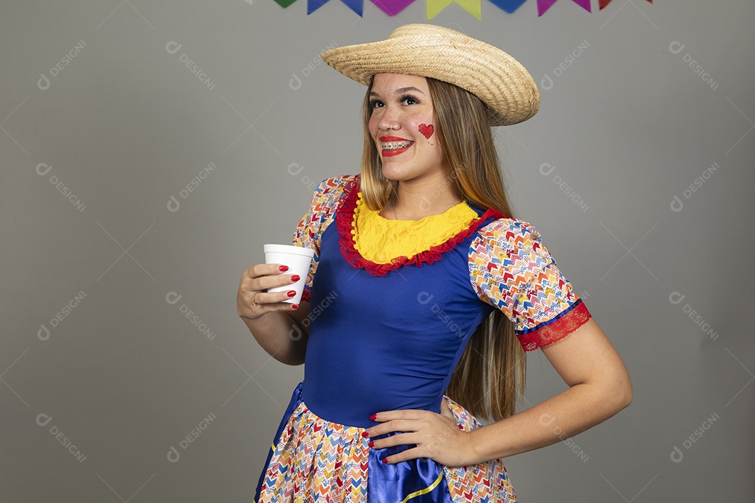 Mulher bonita jovem usando roupas típicas celebrando festa juninas sobre fundo isolado
