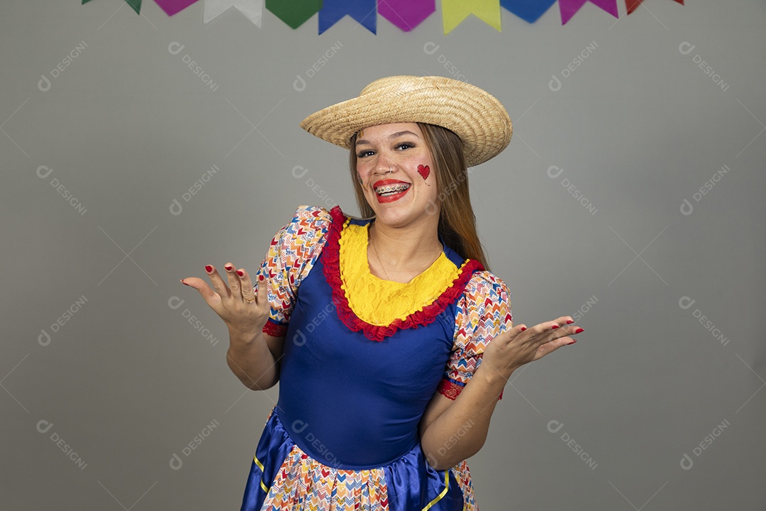 Mulher bonita jovem usando roupas típicas celebrando festa juninas sobre fundo isolado