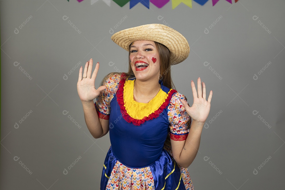 Mulher bonita jovem usando roupas típicas celebrando festa juninas sobre fundo isolado