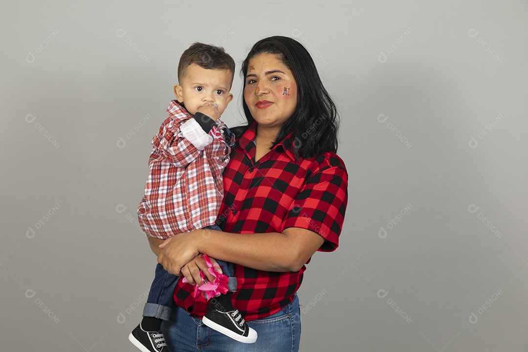 Mãe e filho celebrando festa junina