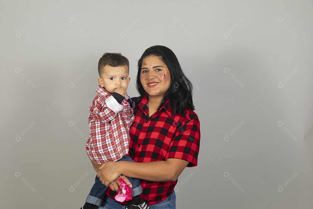 Mãe e filho celebrando festa junina
