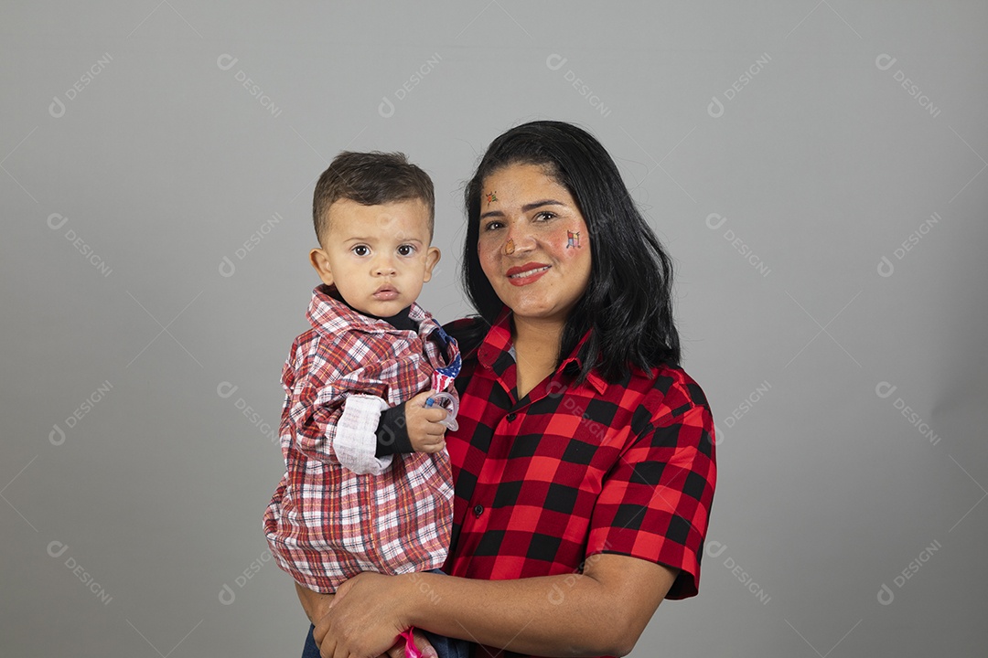 Mãe e filho celebrando festa junina