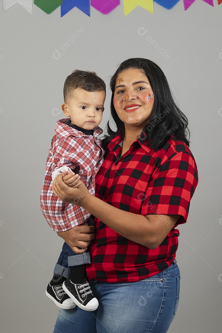 Mãe e filho celebrando festa junina