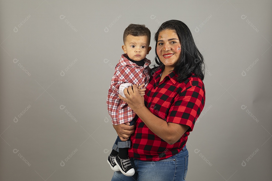 Mãe e filho celebrando festa junina