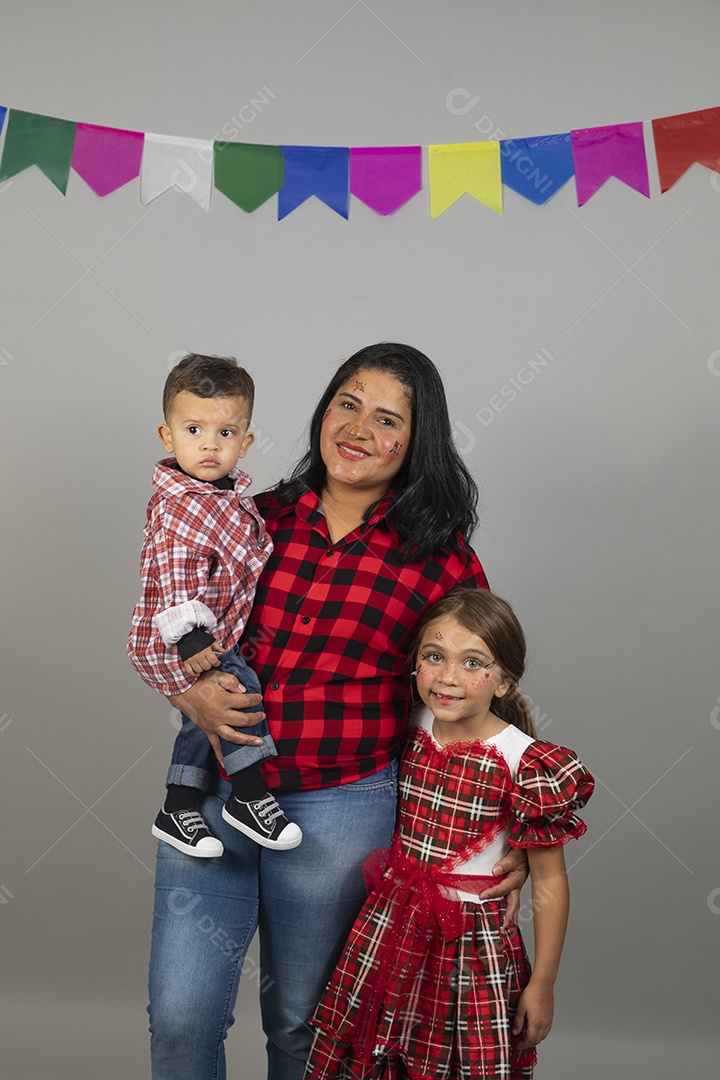 Mãe e filhos celebrando festa junina