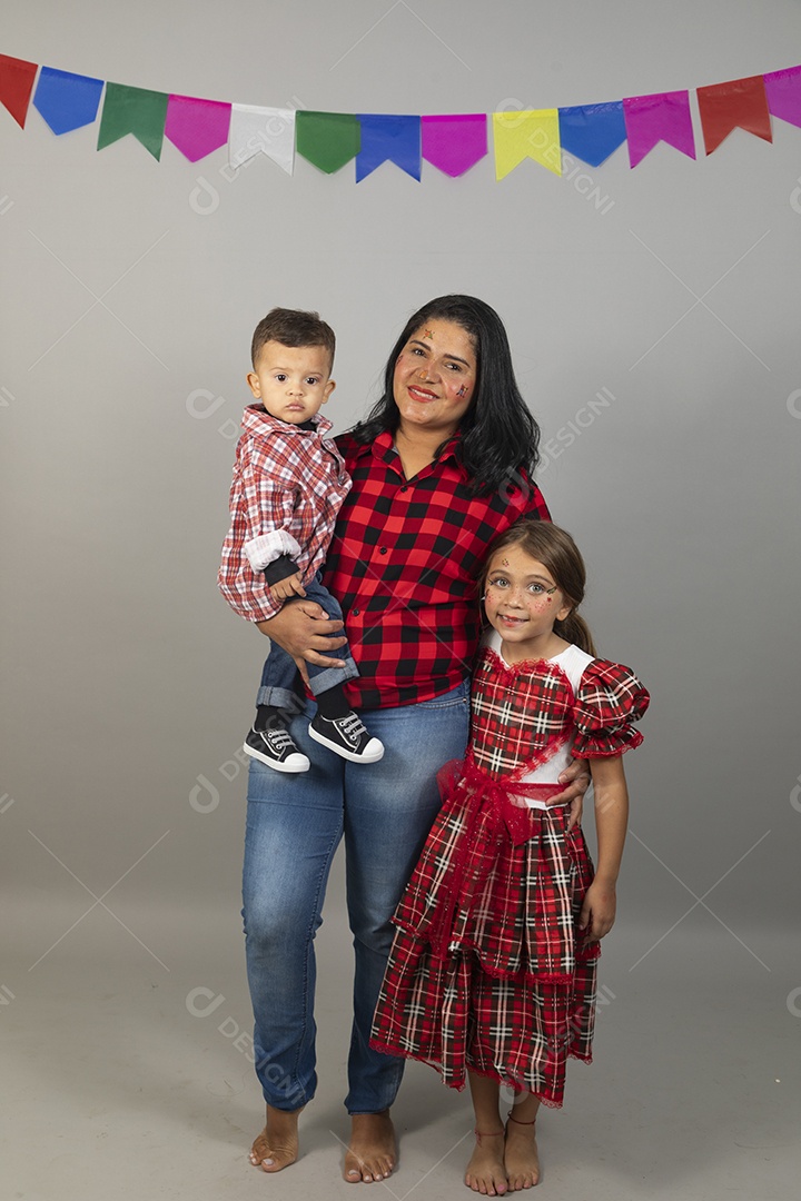 Mãe e filhos celebrando festa junina