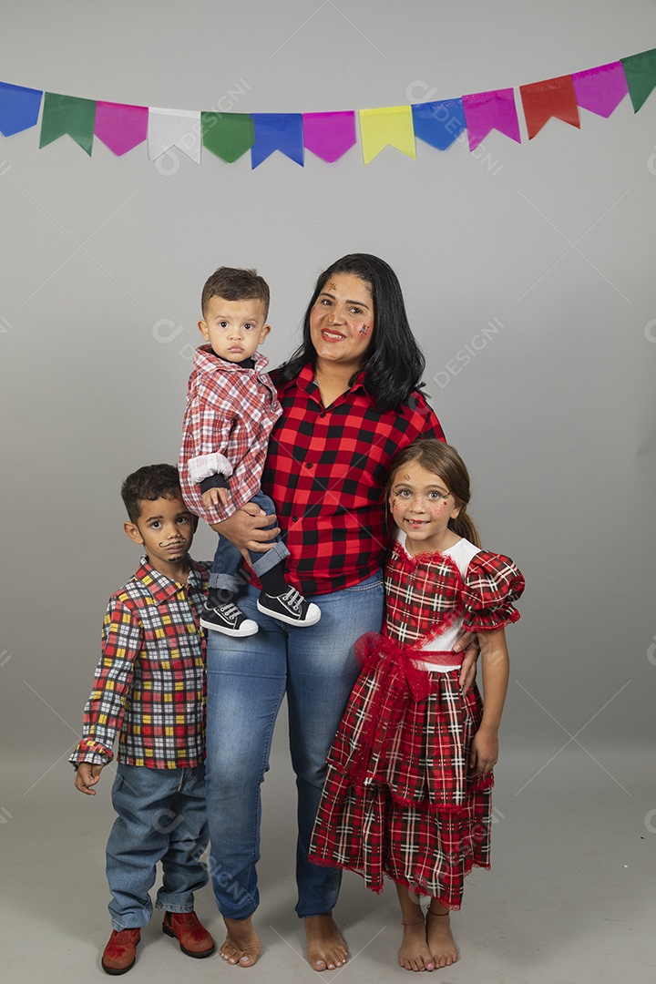 Mãe e filhos celebrando festa junina