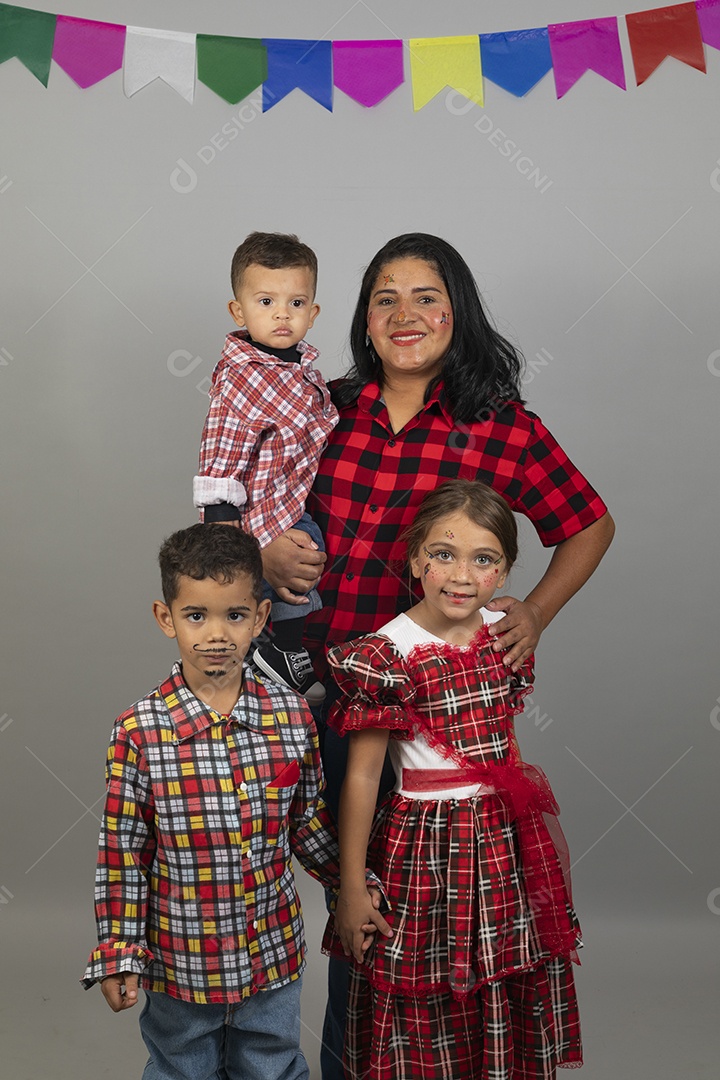 Mãe e filhos celebrando festa junina