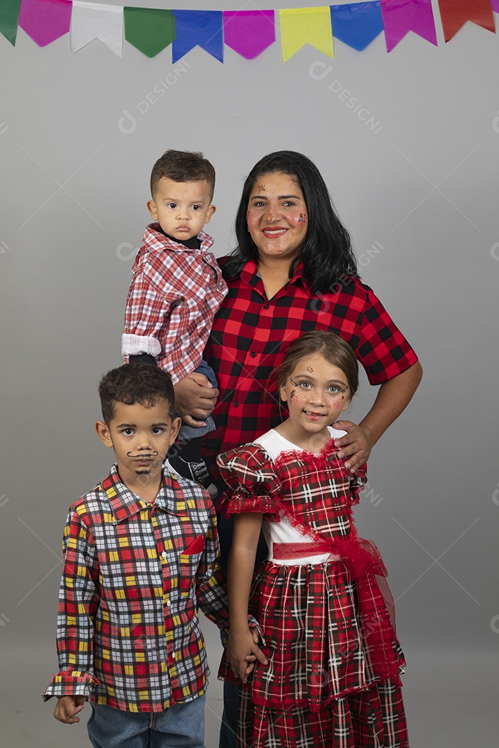 Mãe e filhos celebrando festa junina