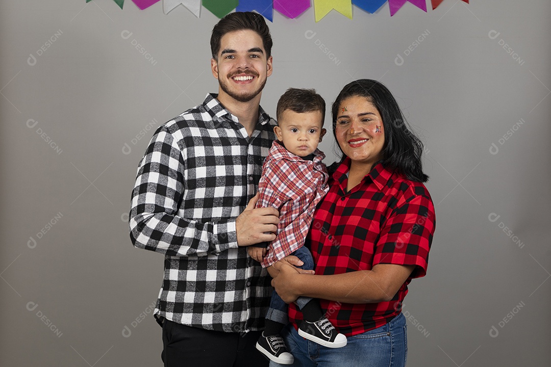 Linda família celebrando festa junina