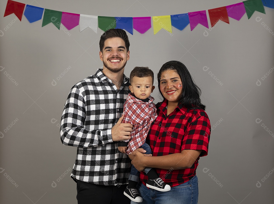 Linda família celebrando festa junina