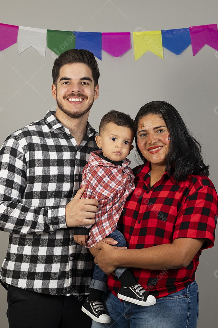 Linda família celebrando festa junina