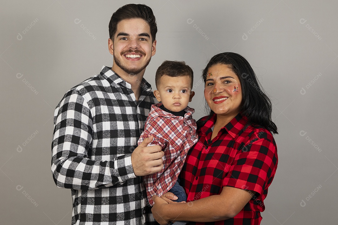 Linda família celebrando festa junina