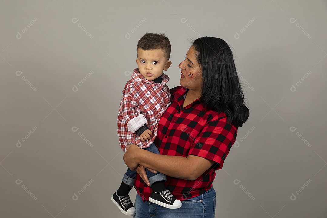 Linda mãe jovem celebrando festa junina ao lado de seu filho