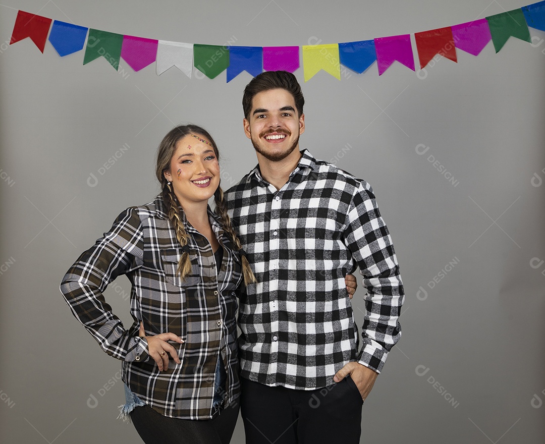 Homem jovem celebrando festa junina ao lado de sua namorada