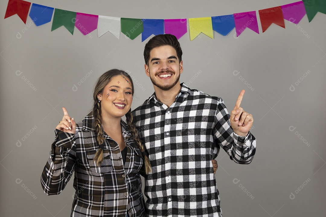 Homem jovem celebrando festa junina ao lado de sua namorada