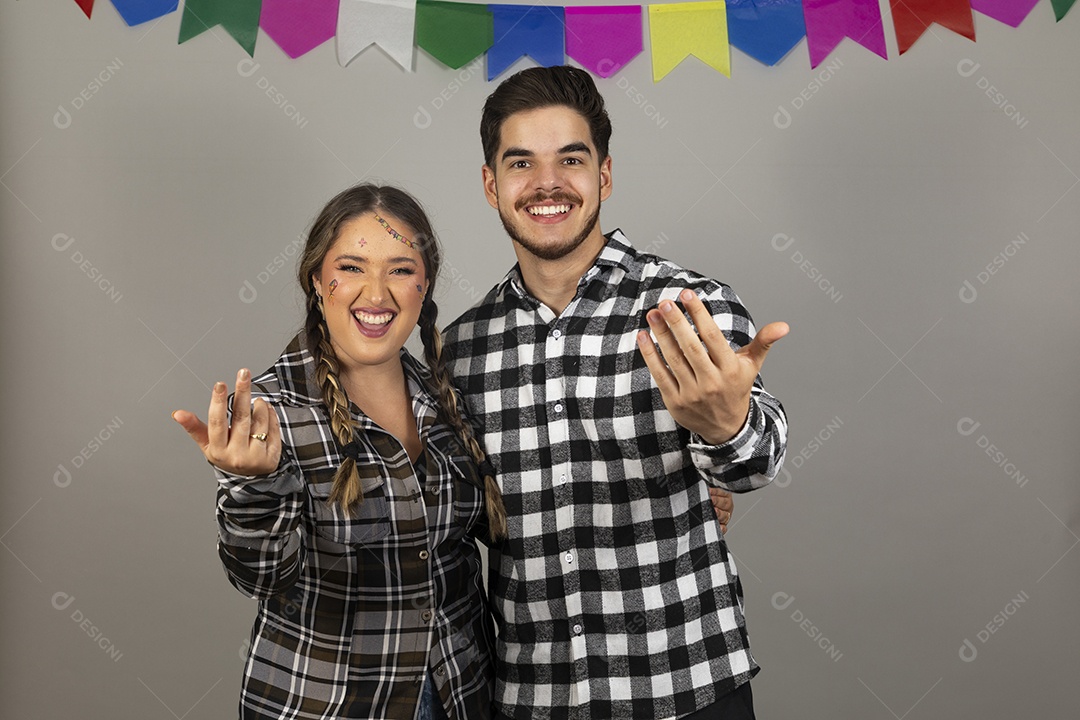 Homem jovem celebrando festa junina ao lado de sua namorada