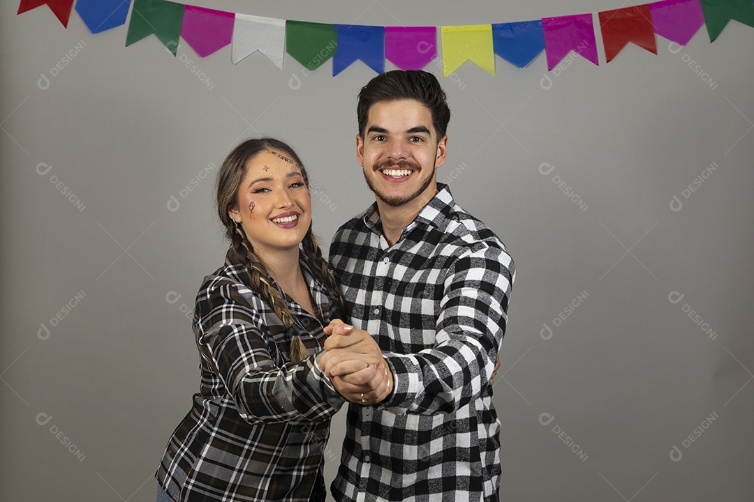 Homem jovem celebrando festa junina ao lado de sua namorada