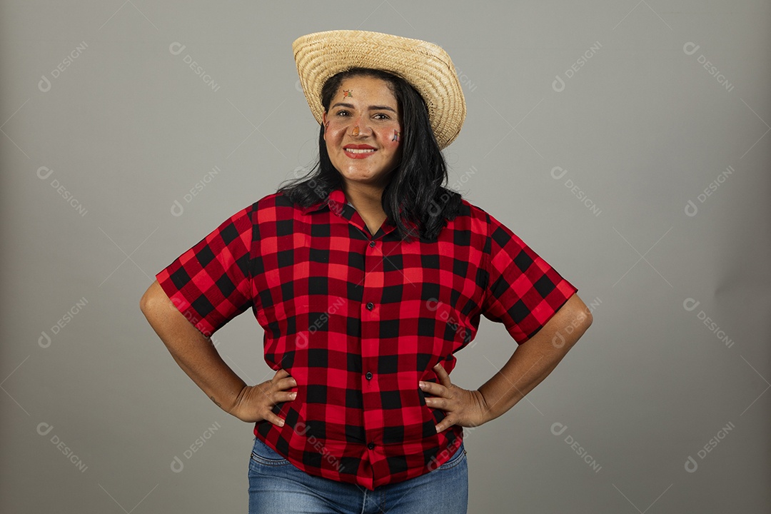 Mulher jovem usando roupas típicas de festa junina