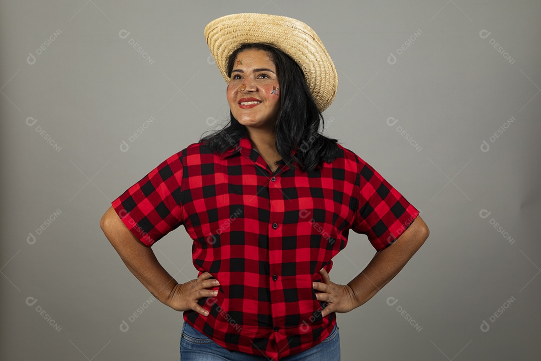 Mulher jovem usando roupas típicas de festa junina